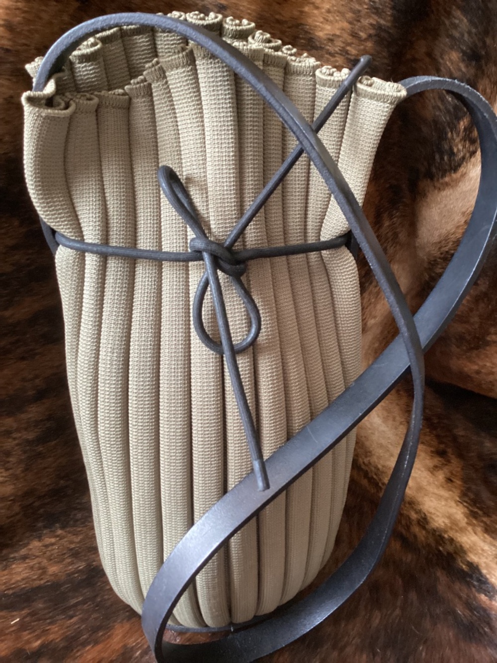 Unique Leather Ribbed Expandable Slouch Bucket Style Gathered Handbag🦋 - Picture 2 of 11